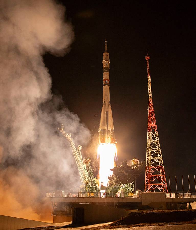 El cohete Soyuz despega hacia la Estación Espacial Internacional con los tres miembros de la tripulación de la Expedición 72. / NASA/Bill Ingalls