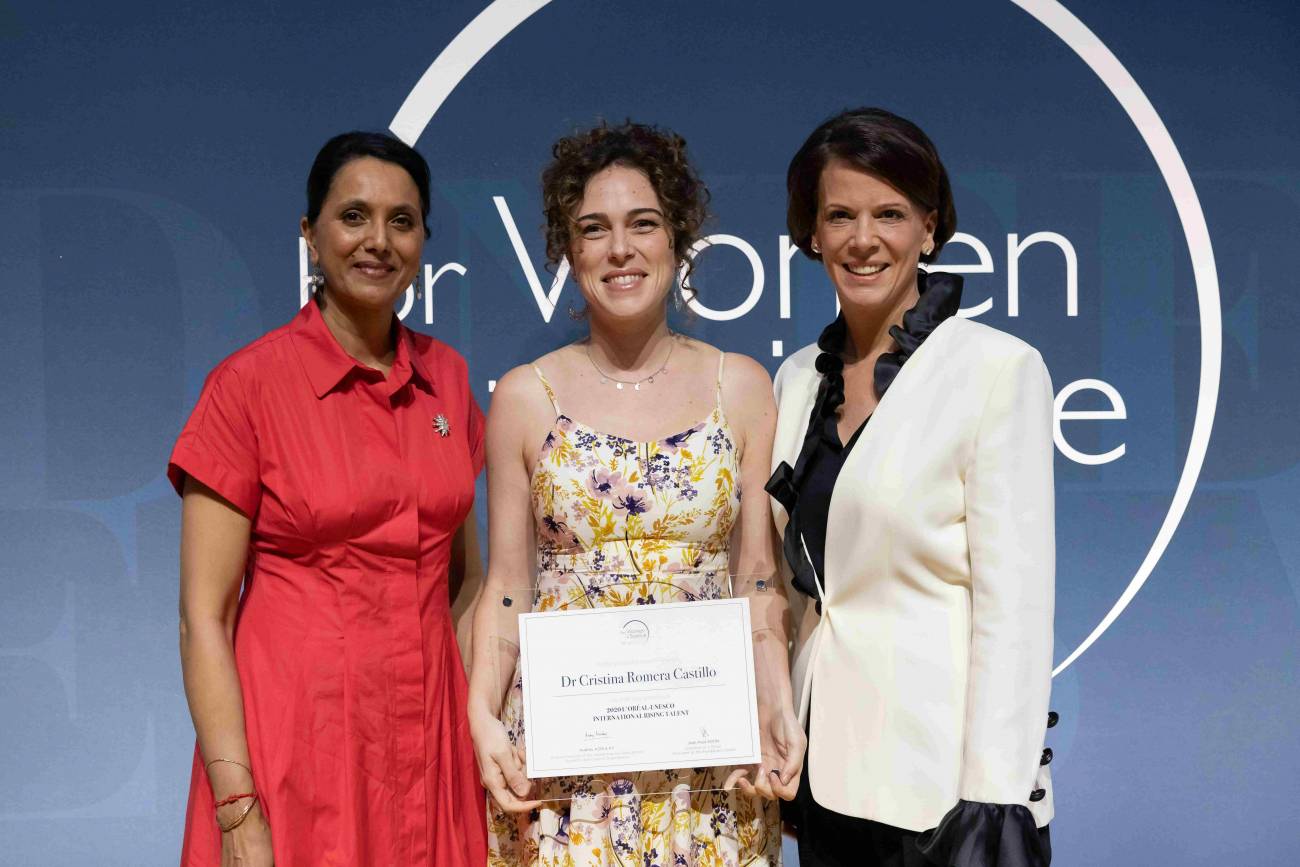 La investigadora Cristina Romera posa con su premio. / Fundación L’Oréal
