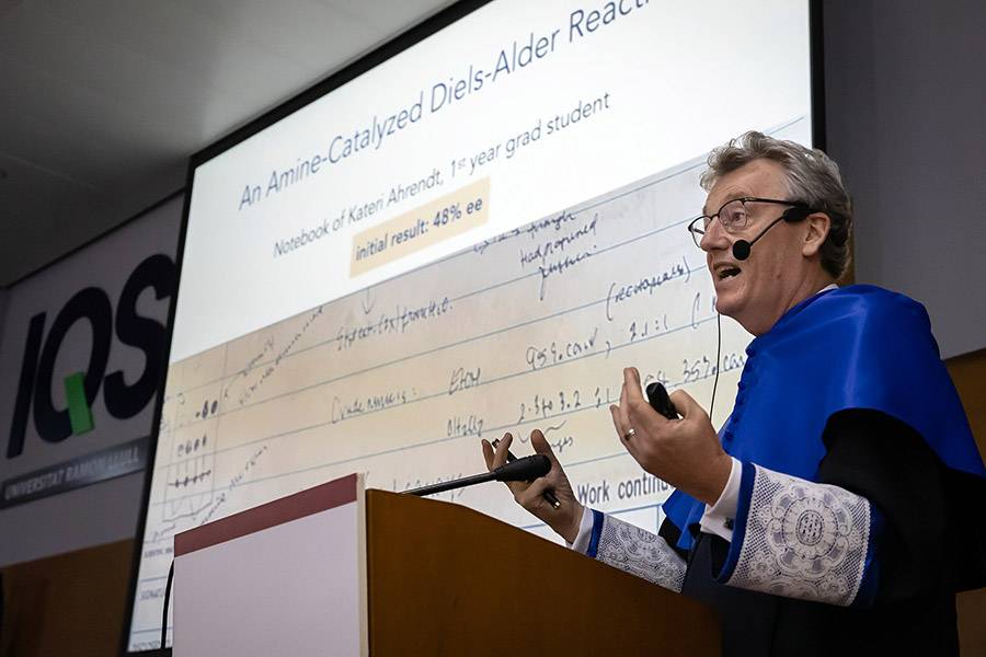 David MacMillan durante su acto de investidura como doctor honoris causa, a propuesta del Instituto Químico de Sarrià (IQS) de la Universidad Ramon Llull. / URL