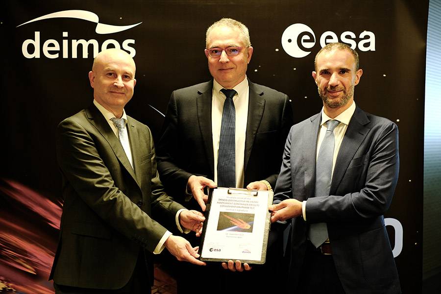 Firma del contrato entre Deimos y la ESA en Puertollano. De izquierda a derecha: Holger Krag, jefe de Seguridad Espacial de la ESA, Juan Carlos Cortés, director de Programas e Industria de la Agencia Espacial Española y Simone Centuori, CEO de Deimos. / Deimos
