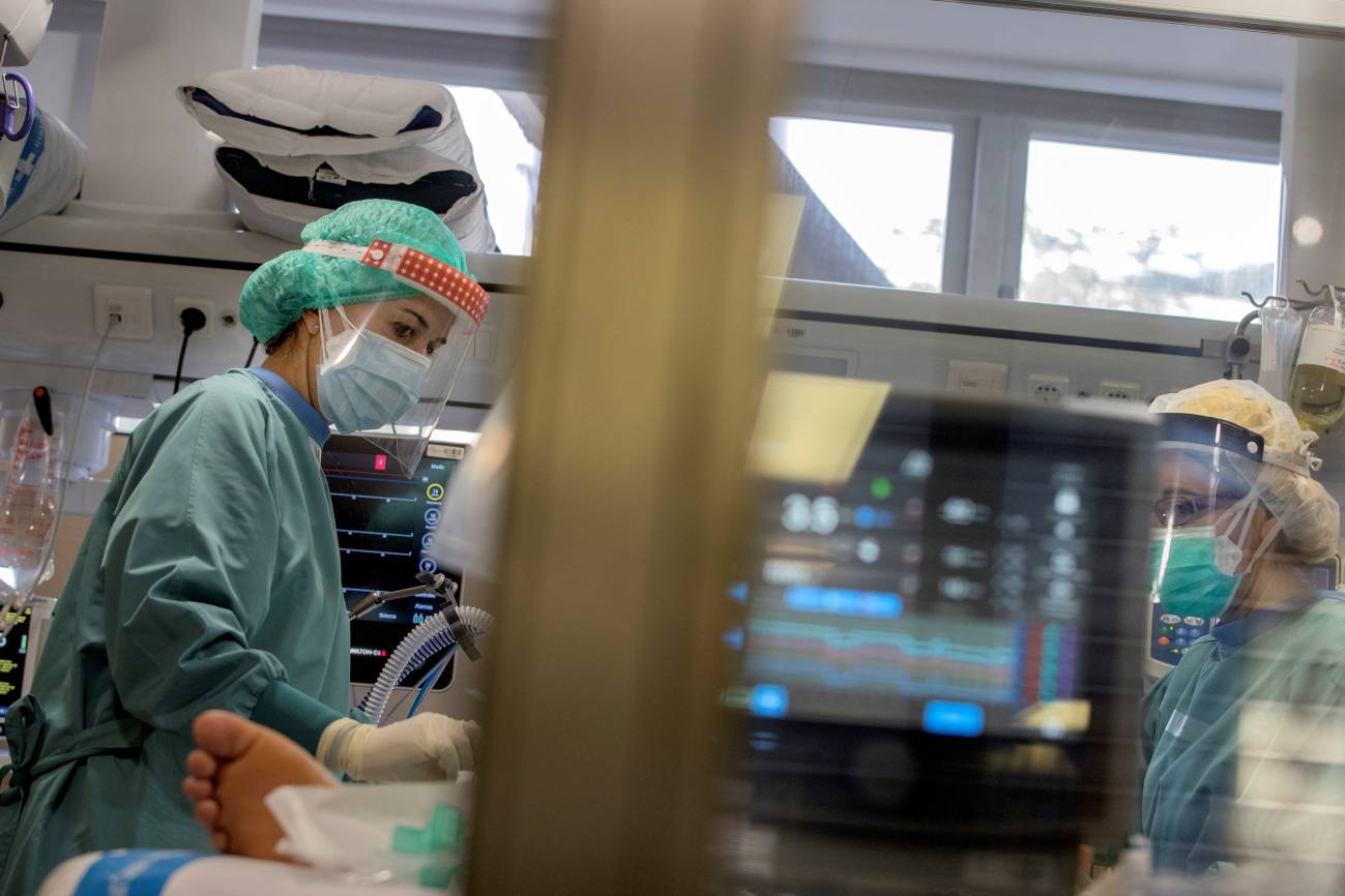 Dos profesionales sanitarias trabajan en la UCI del Hospital Vall d'Hebron de Barcelona. EFE/Alberto Estévez