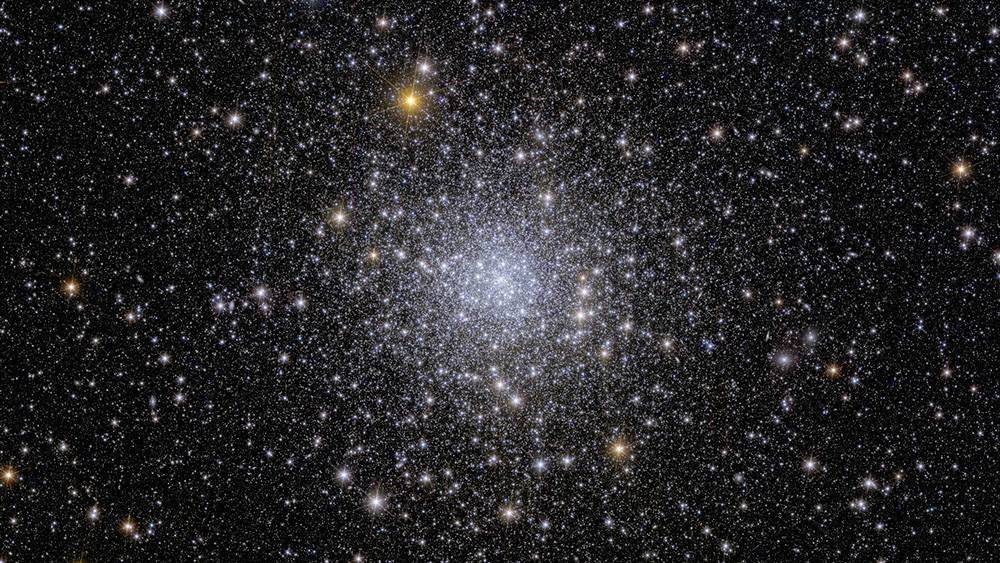 Cúmulo globular NGC 6397. Este es el segundo cúmulo globular más cercano a la Tierra, ubicado a unos 7.800 años luz de distancia. Actualmente, ningún otro telescopio aparte de Euclid puede observar un cúmulo globular completo en una sola observación y distinguir tantas estrellas en el cúmulo. Estas estrellas débiles hablan sobre la historia de la Vía Láctea y sobre dónde se encuentra la materia oscura. / ESA et al.