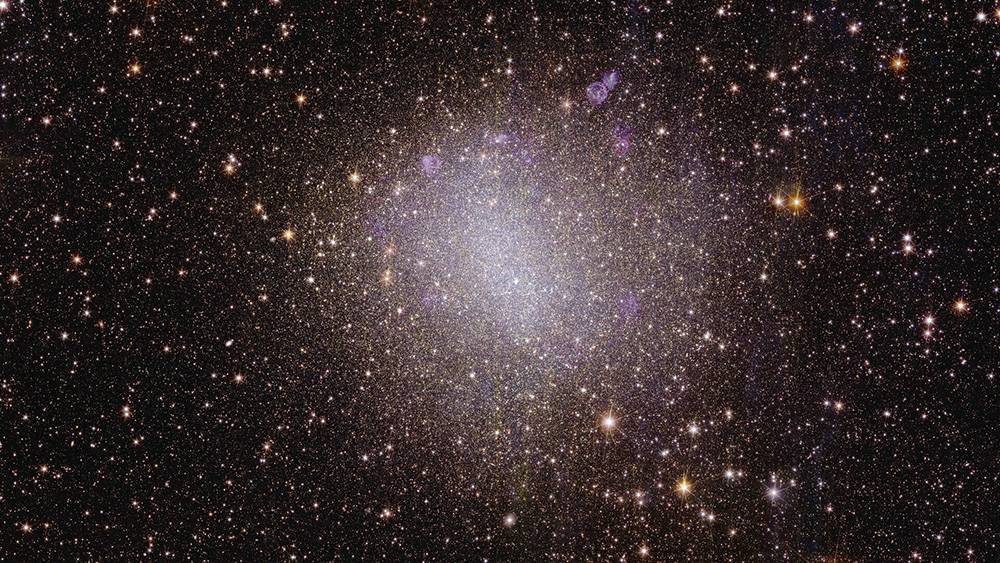Galaxia irregular NGC 6822 La mayoría de las galaxias del universo temprano no se parecen a una espiral prototípica, sino que son irregulares y pequeñas. Esta es la primera galaxia enana irregular que observó Euclid y se encuentra muy cerca, a sólo 1,6 millones de años luz de la Tierra. / ESA et al.