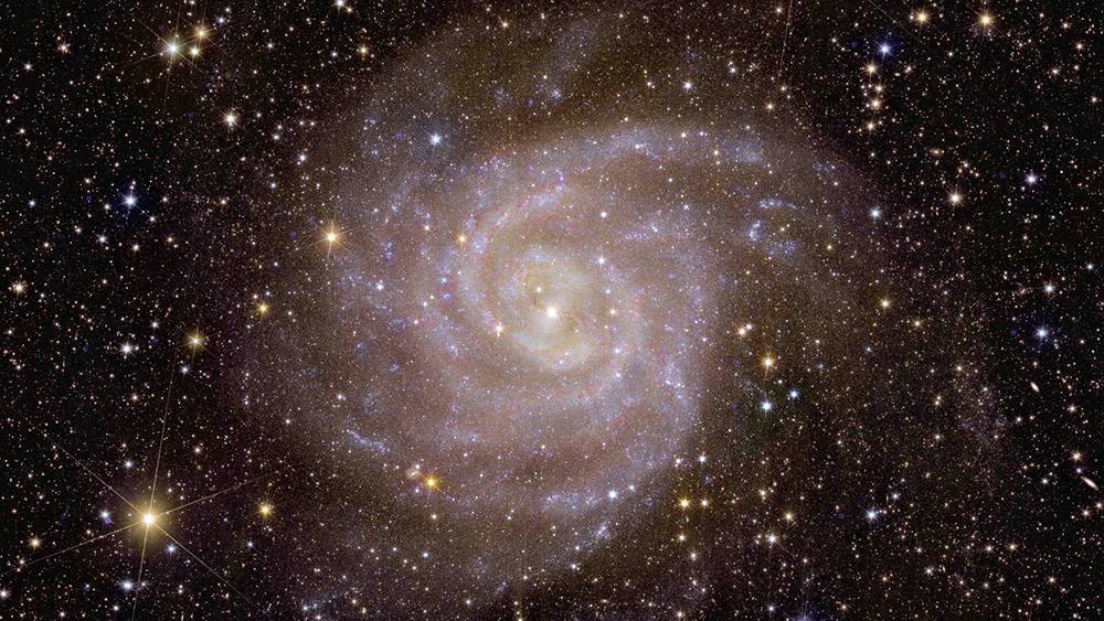 Galaxia espiral IC 342 o Caldwell 5 o ‘galaxia Oculta’. Gracias a su visión infrarroja, Euclid ya ha descubierto información crucial sobre las estrellas de esta galaxia, que es semejante a la Vía Láctea. / ESA et al.