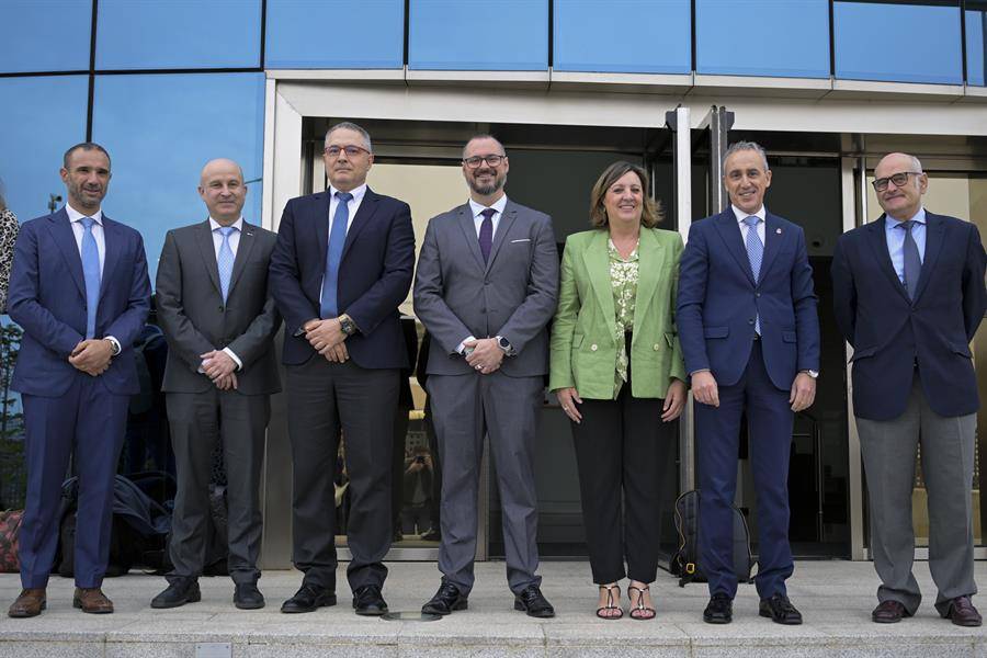 El director de la Agencia Espacial Española, Juan Carlos Cortés (3i), el jefe del Programa de Seguridad Espacial de la ESA, Holger Krag (2i), y otras autoridades han asistido a la firma del contrato con Deimos Space para liderar el desarrollo de la misión DRACO. / EFE/ Jesus Monroy