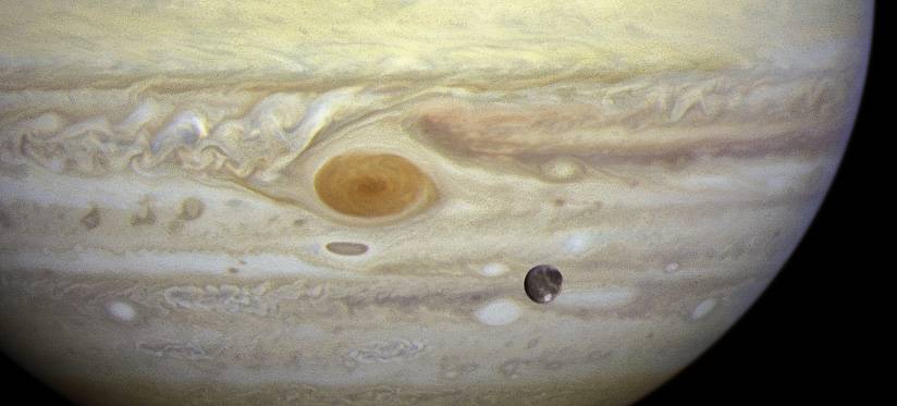 La luna Ganímedes orbitando alrededor de Júpiter. / Hubble (ESA/NASA)