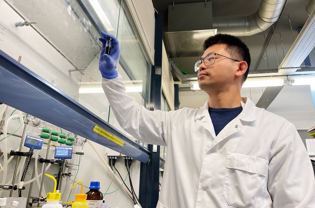 Yongjie Wang manipulando una muestra de una solución de puntos cuánticos en el laboratorio del Instituto de Ciencias Fotónicas. / ICFO