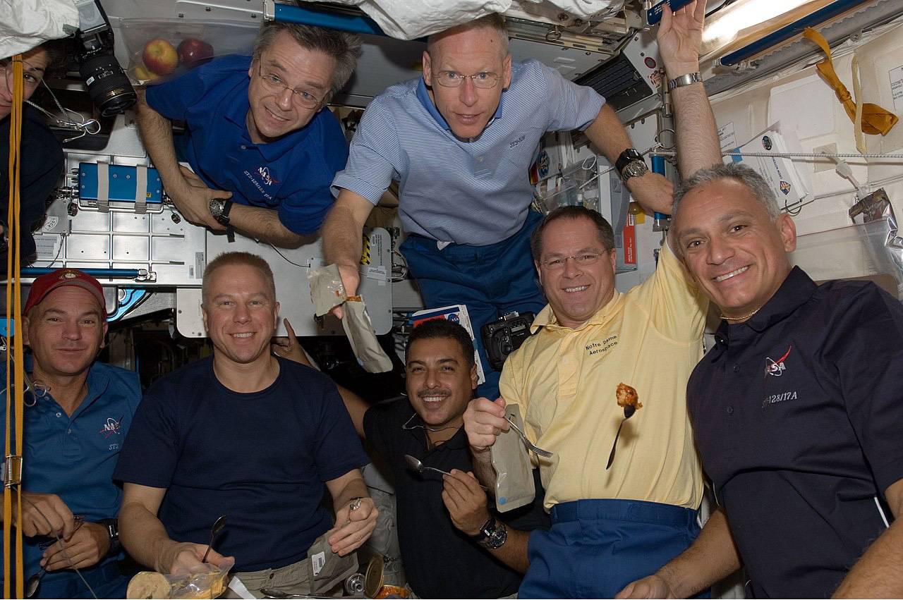 José Hernández ( abajo en el centro) en el interior del Nodo 1 de la Estación Espacial Internacional durante la misión STS-128. / NASA