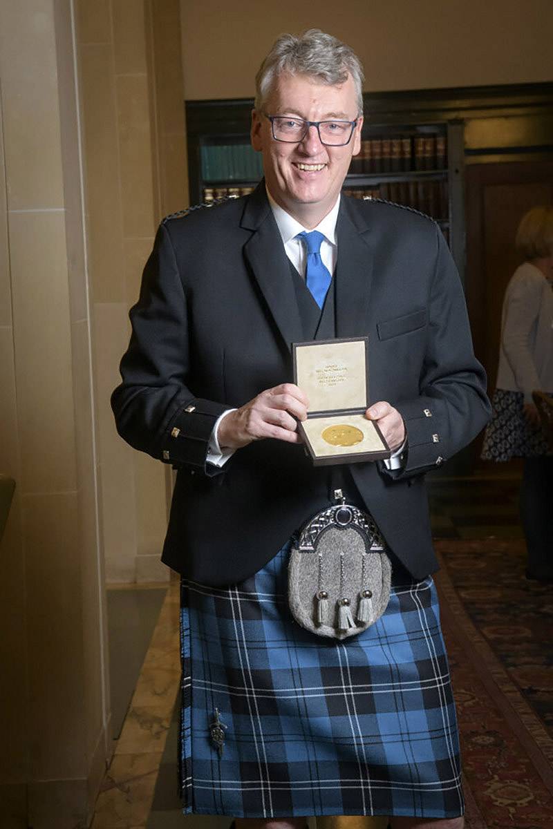 La medalla y el diploma del Premio Nobel fueron entregados a David MacMillan en la Academia Nacional de Ciencias de Washington DC (EE UU) el 6 de diciembre de 2021. / Nobel Prize Outreach/Cable Risdon