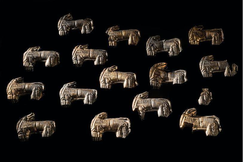 Elementos decorativos de chapa de plata con forma de corderos mirando hacia atrás, tras su restauración./ Oficina Estatal de Baviera para la Conservación de Monumentos, Michael Forstner