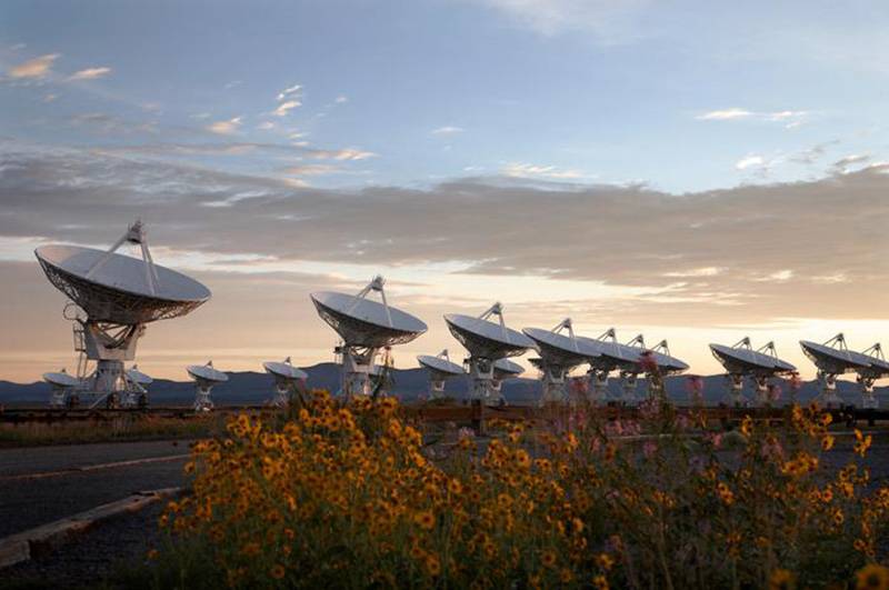 El Very Large Array de Nuevo México es uno de los radiotelescopios que recopiló datos para detectar el fondo de ondas gravitacionales del universo. / NRAO/AUI/NSF