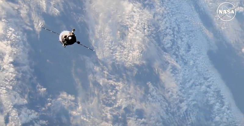 La nave espacial rusa Soyuz MS-26 se aproxima a la Estación Espacial Internacional para su acoplamiento. / NASA