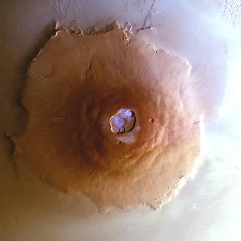 Observación de la escarcha en Olympus Mons, el volcán más grande del sistema solar, captado con la cámara HRSC de la misión Mars Express de la ESA. La escena tiene unos 800 km de ancho. / Adomas Valantinas