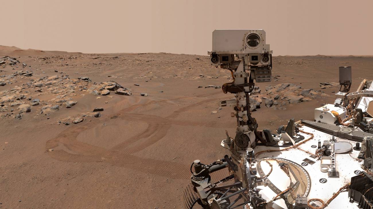 El rover Perseverance de la NASA se hizo este ‘selfie’ sobre una roca bautizada Rochette el 10 de septiembre de 2021. A mitad del mástil se pueden observar varios sensores de MEDA: viento, temperatura del aire, humedad y radiación infrarroja. / NASA/JPL-Caltech/MSSS