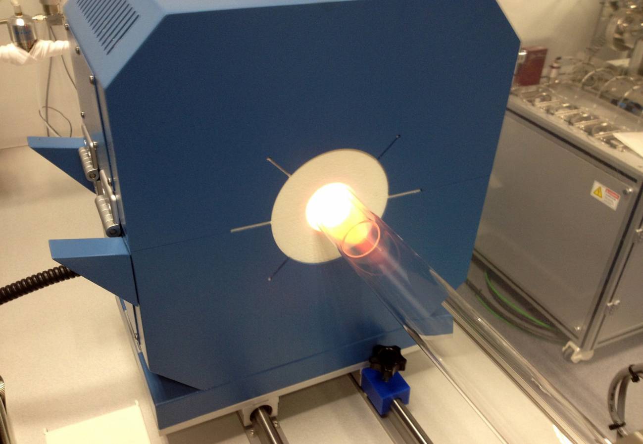 Horno para obtención de grafeno en el laboratorio de Nanoelectrónica. / UGR