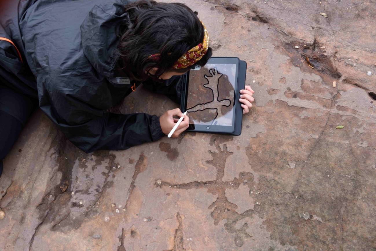 Una de las arqueólogas en las labores de documentación