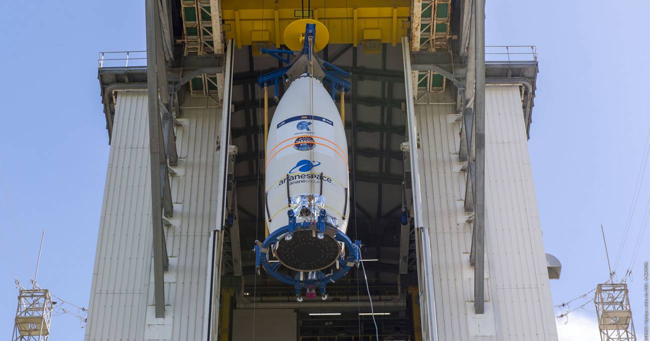Elevación del satélite SEOSAT-Ingenio en la torre de lanzamiento del cohete Vega. / ESA et al.