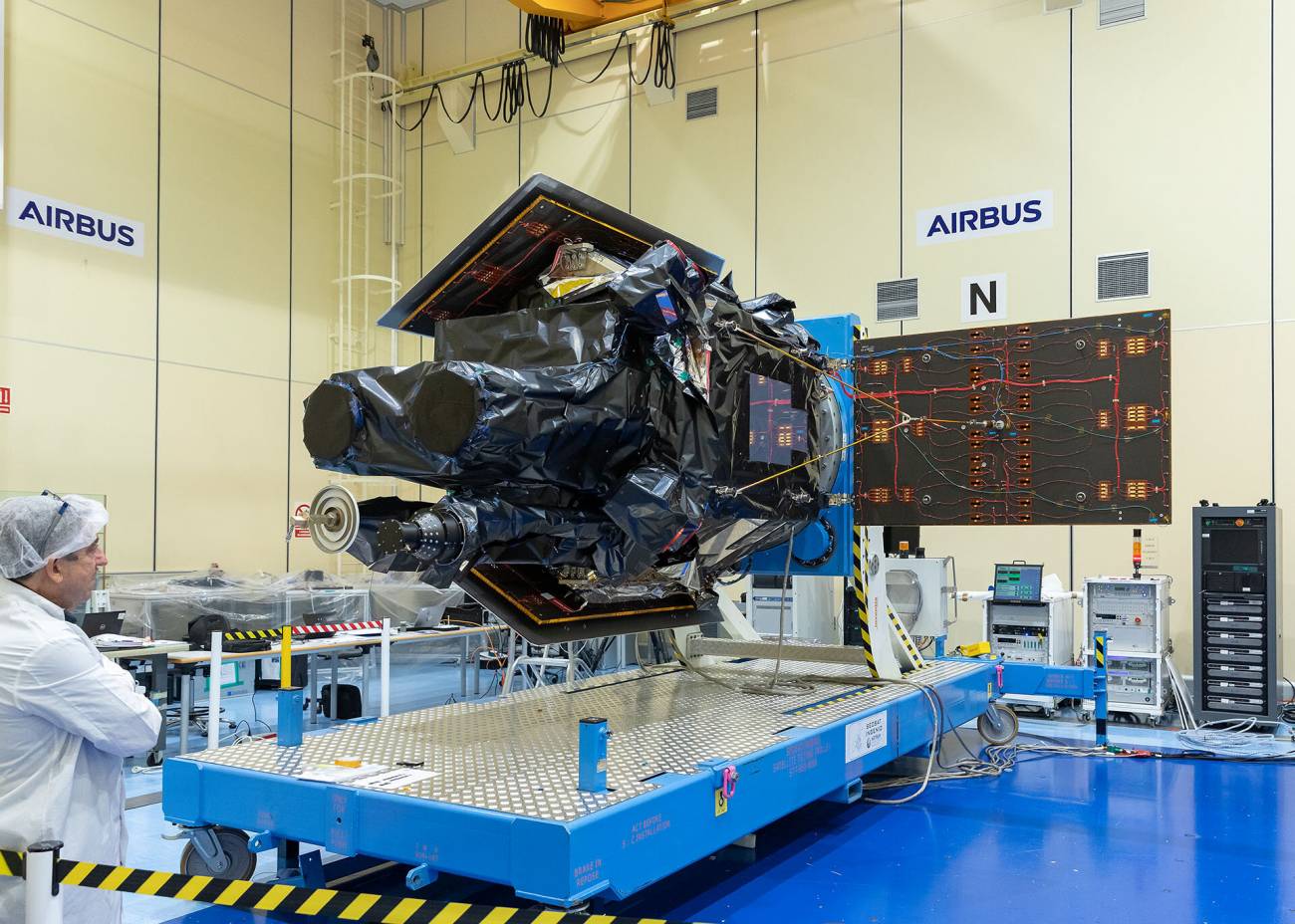 El satélite en las instalaciones de Airbus en Madrid antes de partir para la la Guayana Francesa. / Airbus