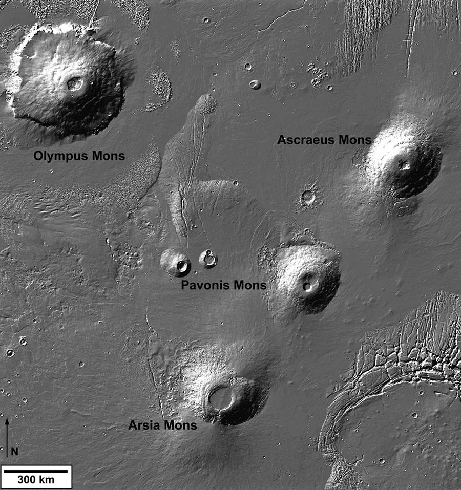 Topografía de la región de Tharsis en Marte. (NASA/ESA). Abajo, modelo en 3D de la caldera de Arsia Mons con los depósitos de escarcha azulada (Adomas Valantinas/NPG Press)