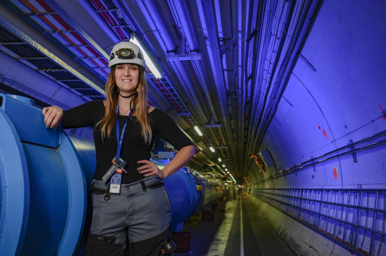 Cristina Bahamonde en el túnel del LHC. / Noemí Carabán. / CERN