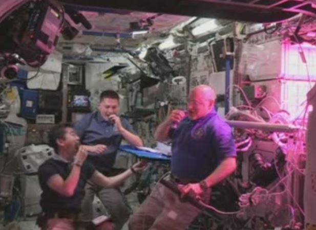 Astronautas comen lechugas cultivadas fuera de la Tierra