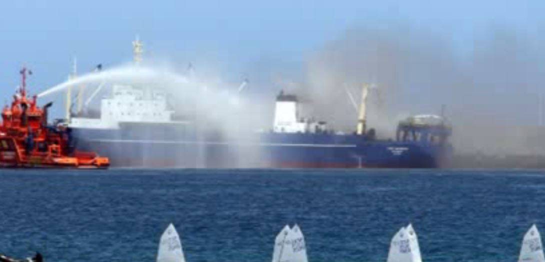 Imagen del incendio del pesquero ruso