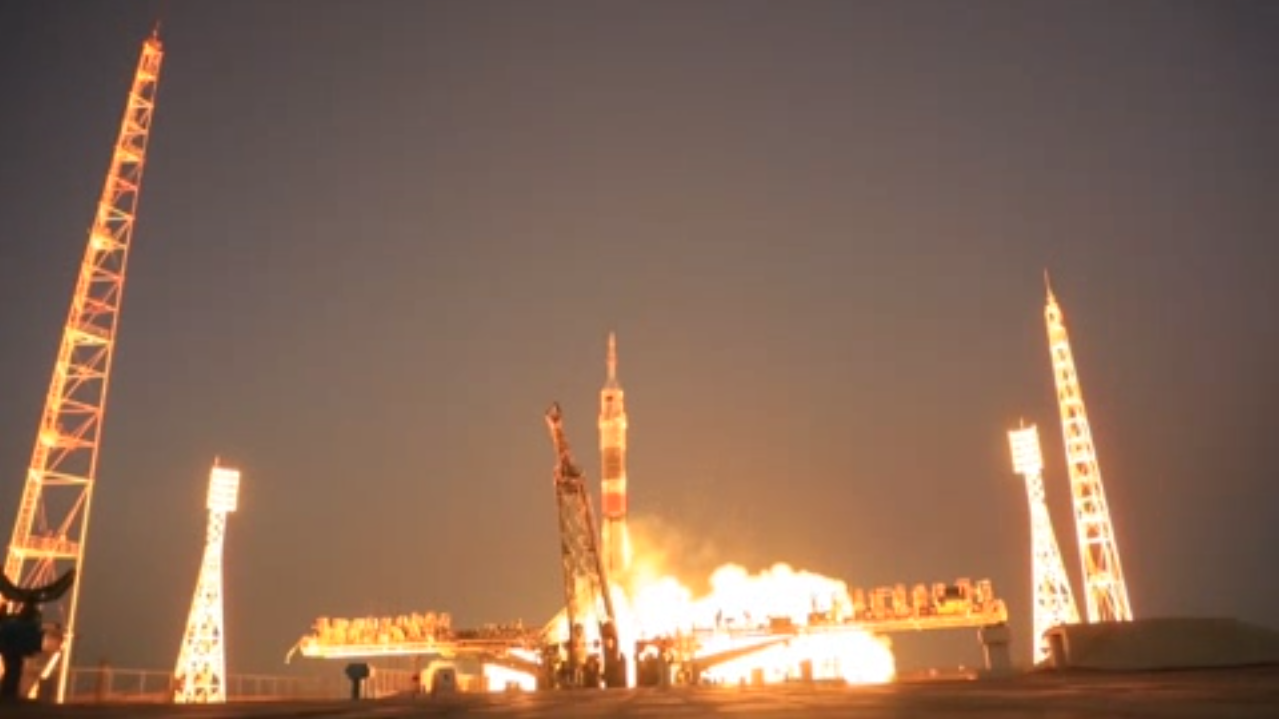 La nave espacial Soyuz atraca en la EEI