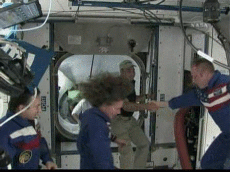 Los astronautas del Discovery ya están trabajando