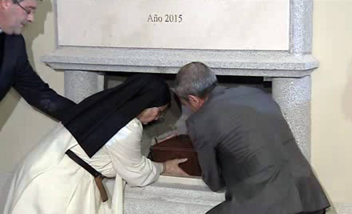 Los restos de Cervantes reposan en un nuevo monumento funerario