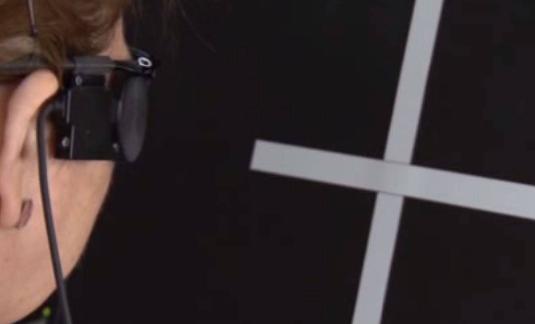 Un ojo biónico devuelve parte de la visión a una mujer ciega por retinosis