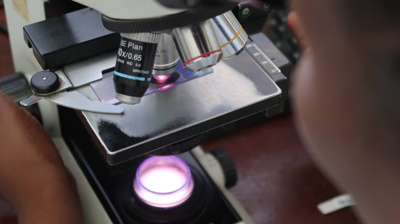 microscopio en un laboratorio