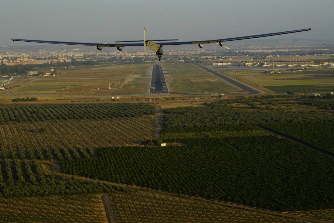 El avión solar Impulse II aterriza en Sevilla tras cruzar el Atlántico
