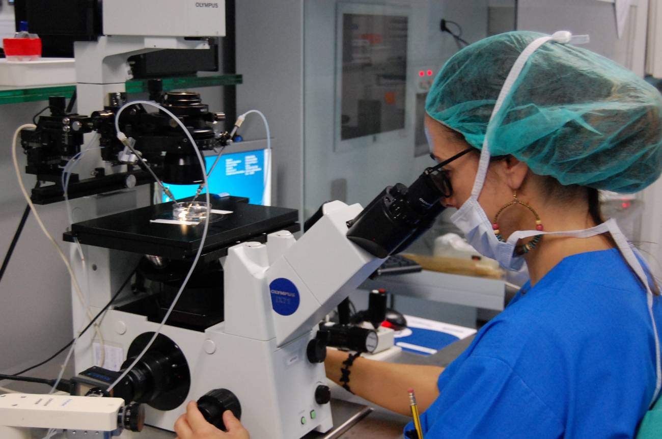 mujer con microscopio