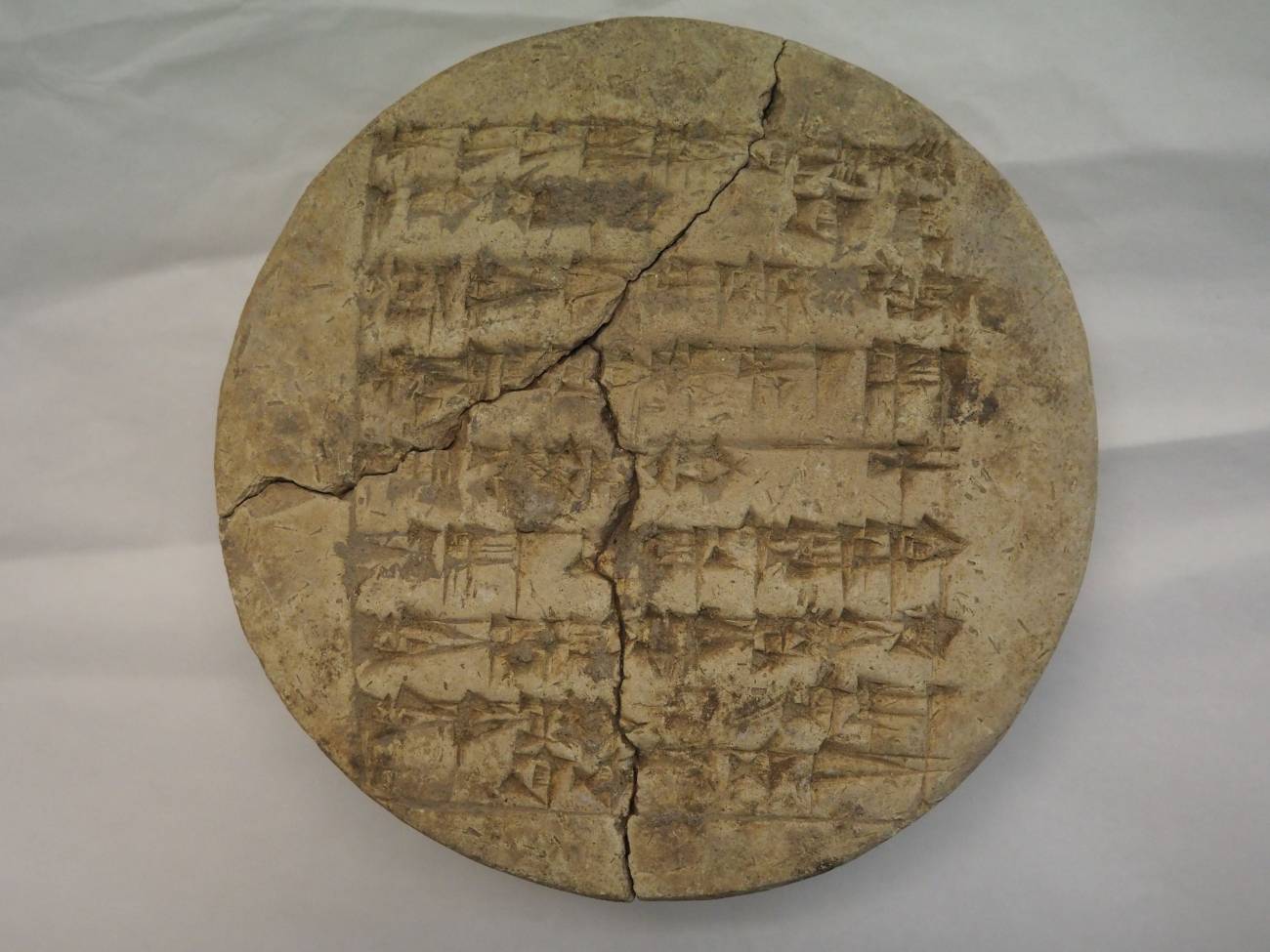 Encuentran en un manuscrito del Museo Sefardí de Toledo una nueva inscripción cuneiforme en lengua sumeria 
