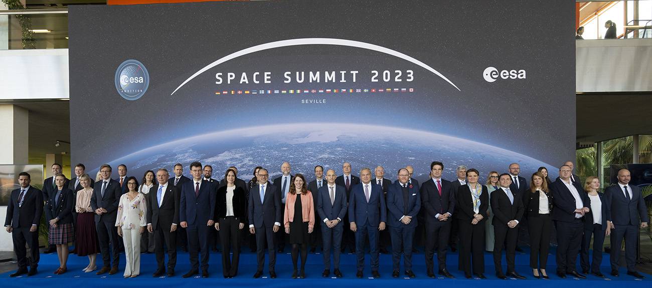 Foto del grupo durante el Consejo de la ESA a nivel ministerial celebrado en Sevilla