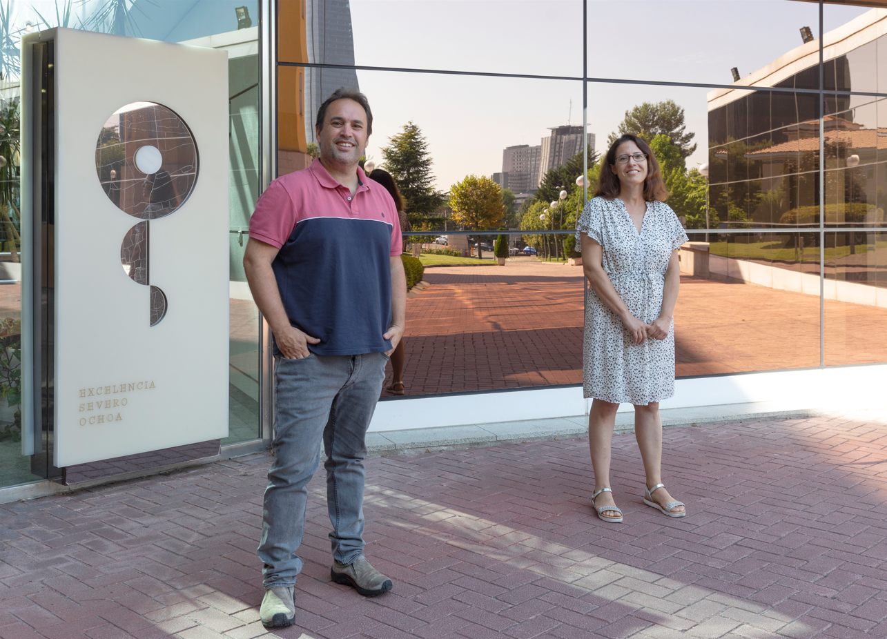 Los investigadores Héctor Peinado y Susana García Silva en la entrada del CNIO
