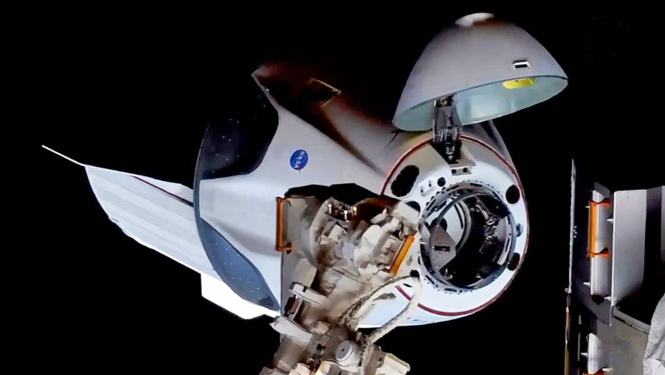 La nave Crew Dragon se acopla con éxito a la estación espacial internacional