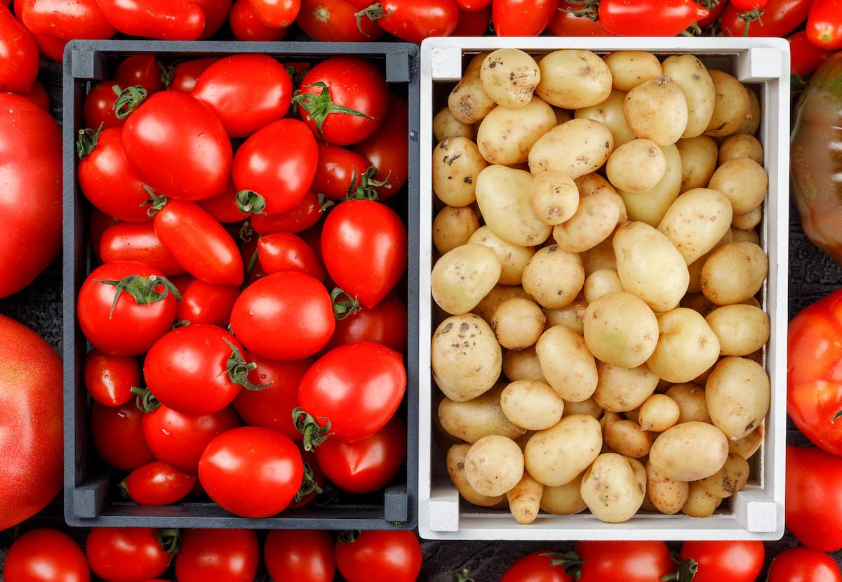 Imagen de una caja de tomates y una caja de patatas