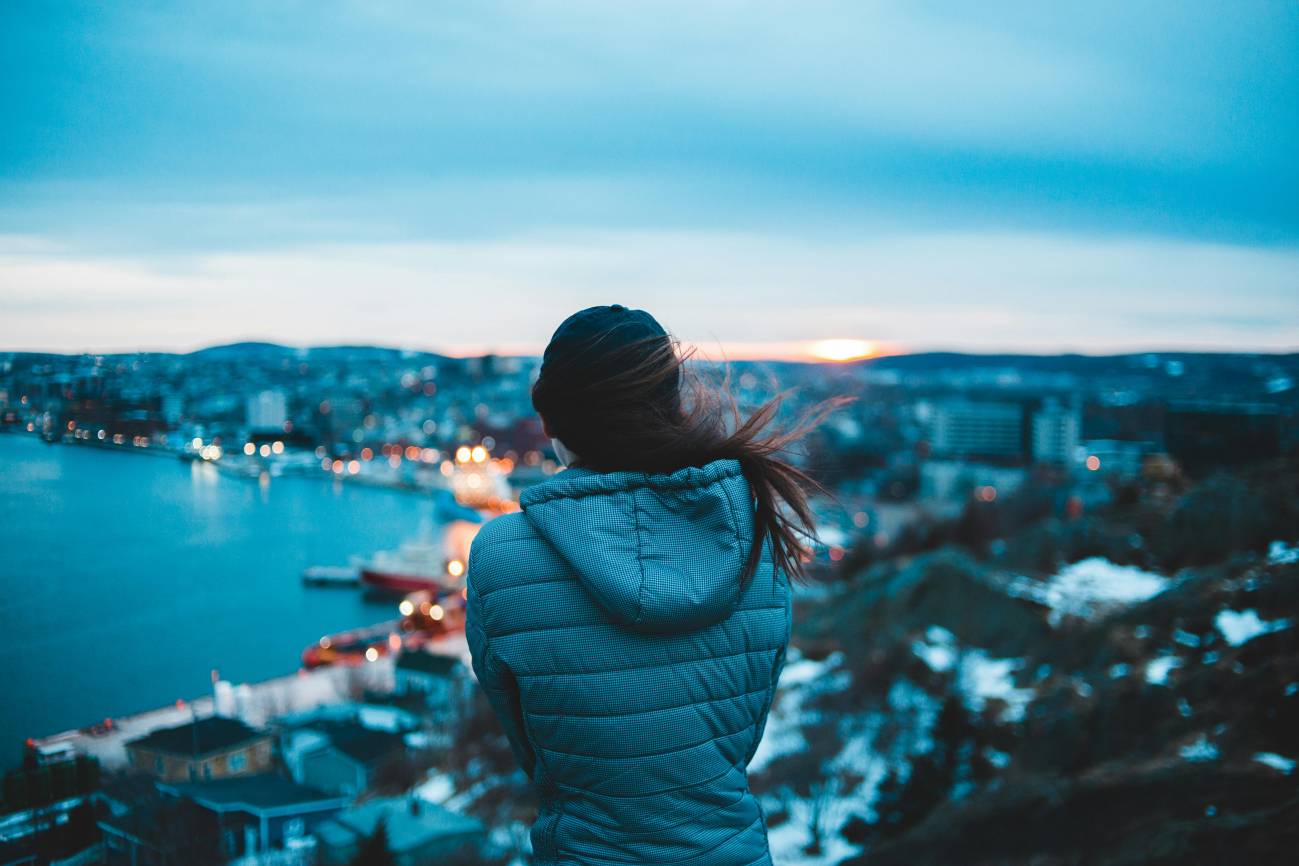 mujer mirando al mar