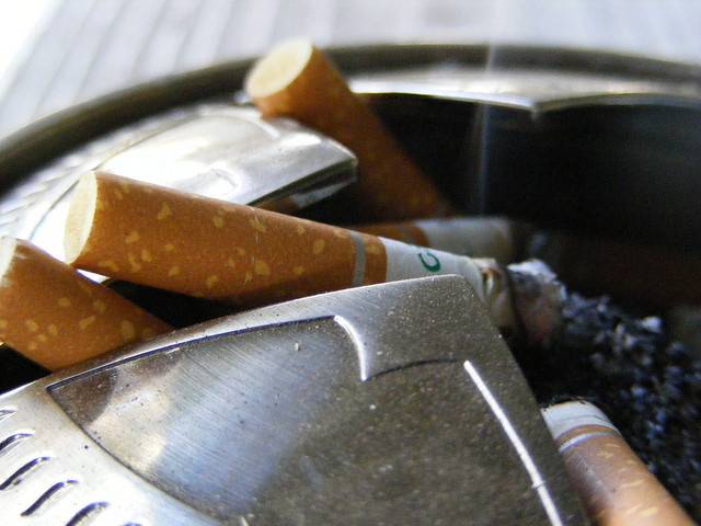 Los bebés que duermen con padres  fumadores tienen niveles altos de nicotina