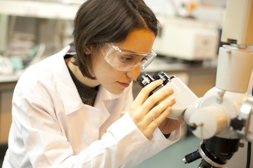 Publicar en una revista es un 40% más probable para las mujeres