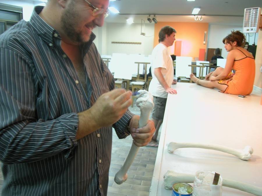 El profesor Bautista durante el proceso de réplica de los huesos humanos