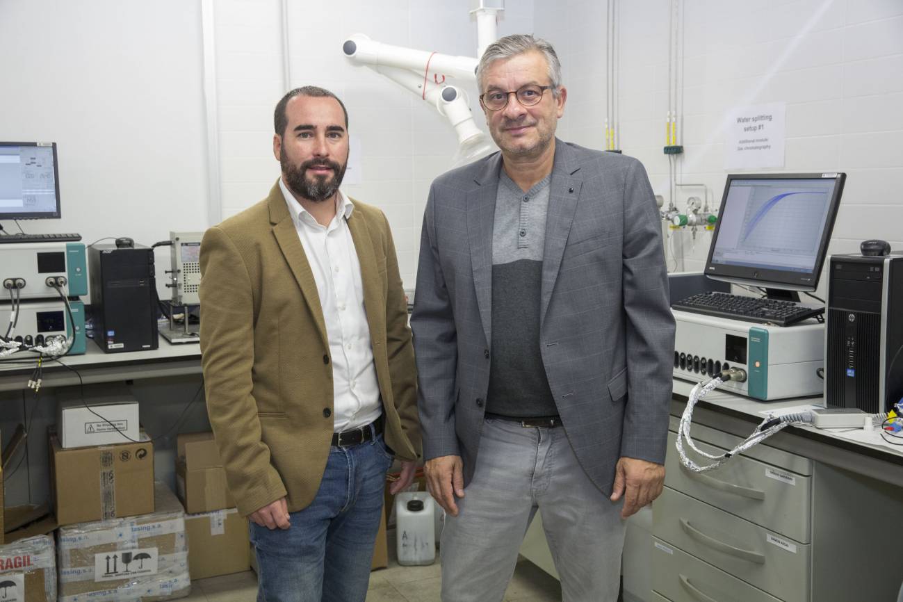 Los investigadore Antonio Guerrero y Juan Bisquert, del INAM de la UJI.