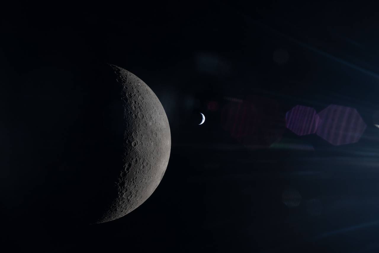 la Luna y la Tierra aparecen alineadas en el mismo encuadre, ambas parcialmente iluminadas por el Sol