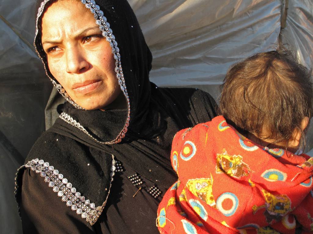 Dos refugiados sirios en un asentamiento al norte del Líbano. / John Donnelly / World Bank.