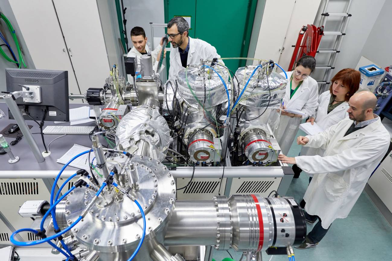 Grupo de científicos dirigidos por el investigador Félix Casanova (segundo desde la izquierda) en un laboratorio del centro de investigación CIC nanoGUNE en San Sebastián. / nanoGUNE
