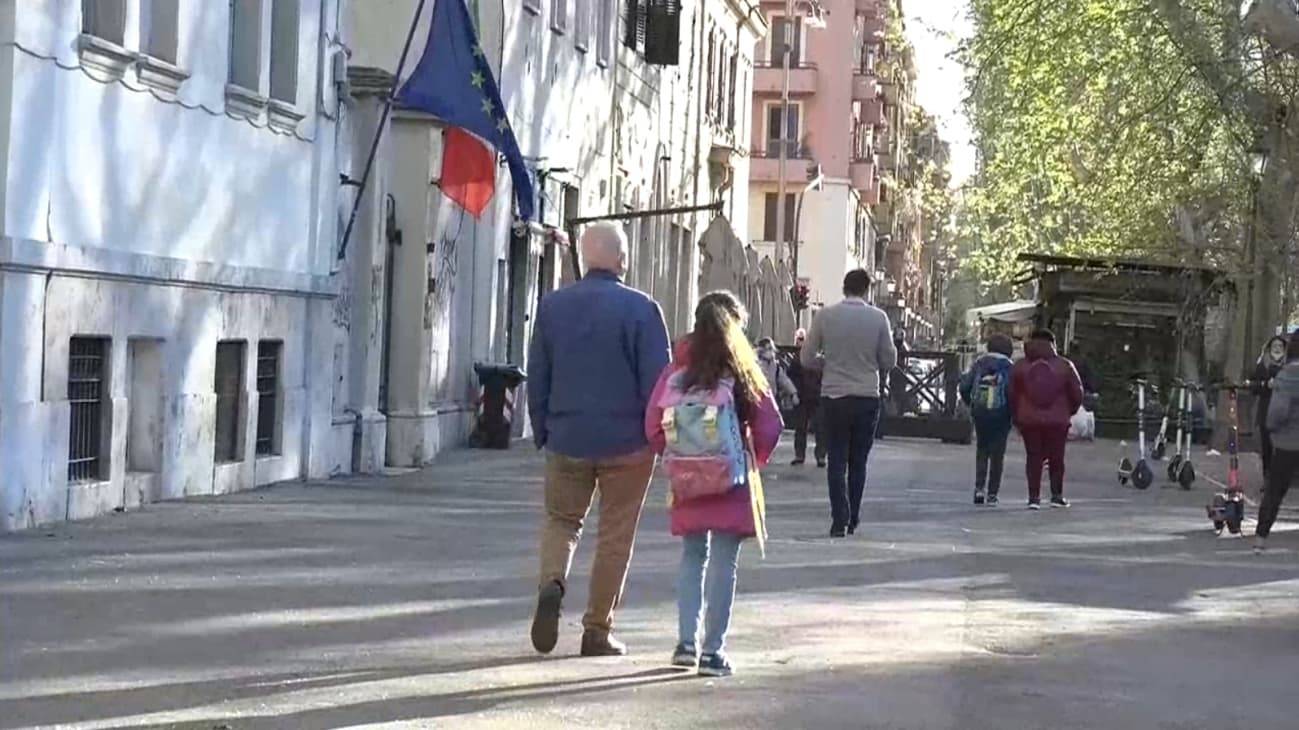 adulto y una niña caminando por la calle