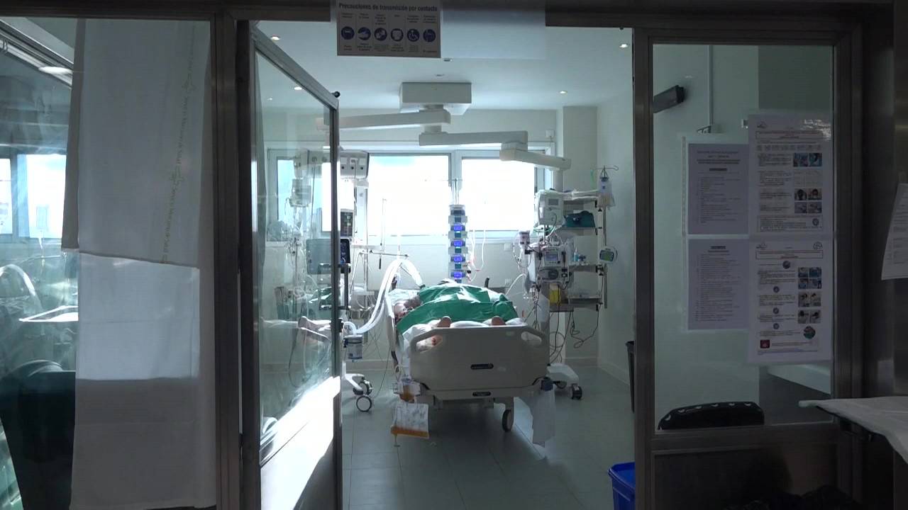 La tercera ola frena su avance pero asfixia a los hospitales