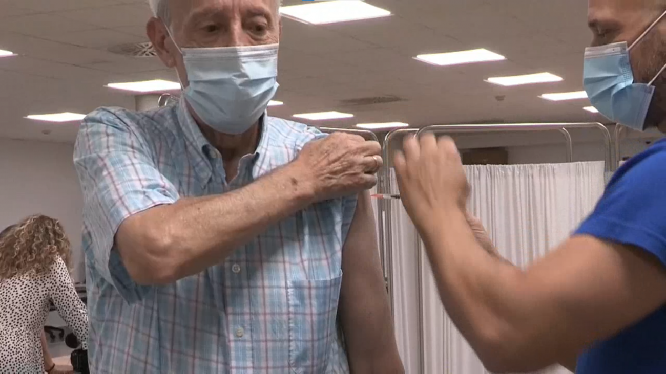 Los mayores de 70 estrenan los dos pinchazos contra la gripe y la covid