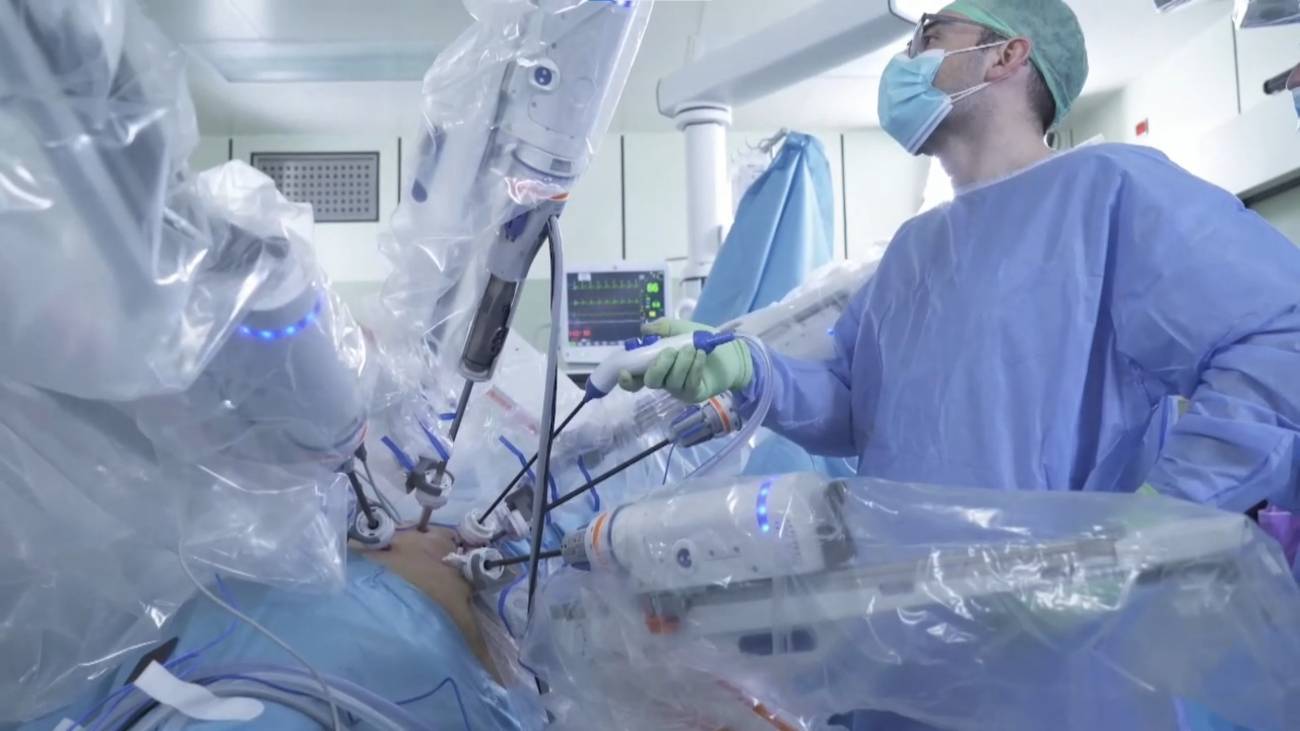 Primera cirugía en España con un nuevo robot quirúrgico de última generación